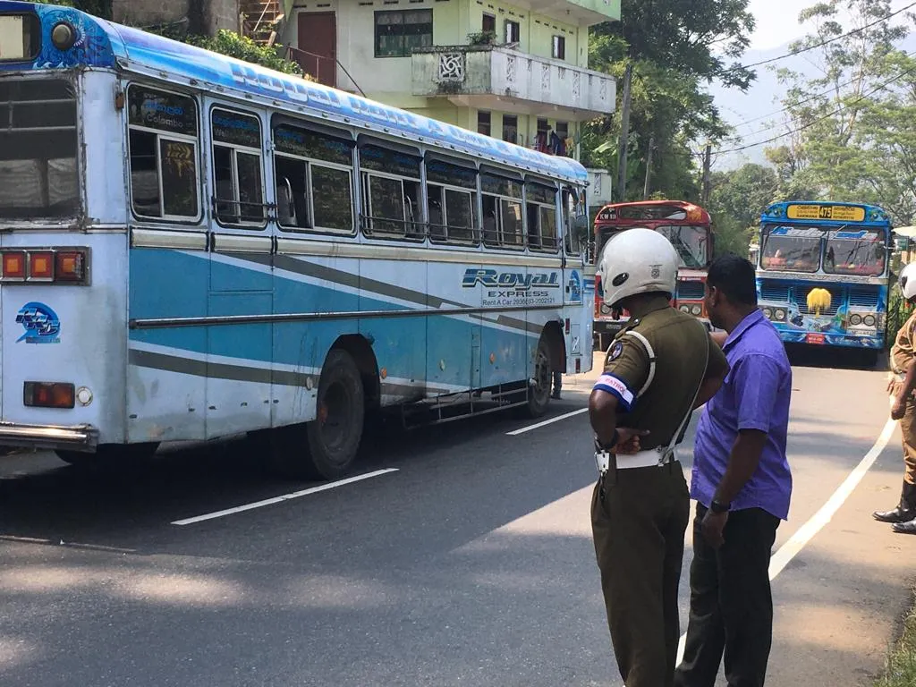 ගිනිගත්හේනේදී බස් තුනක් ගැටෙයි සිව්දෙනෙකුට තුවාල 1 8 1 1