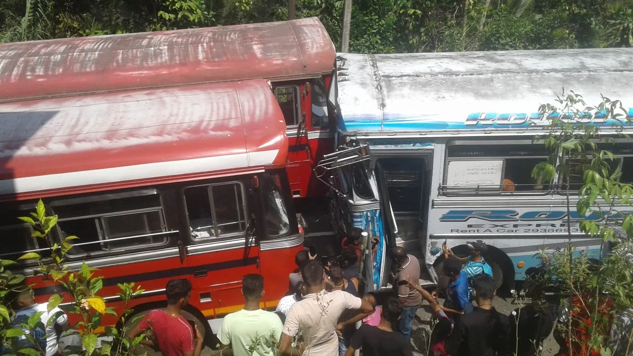 ගිනිගත්හේනේදී බස් තුනක් ගැටෙයි සිව්දෙනෙකුට තුවාල 8 ගිනිගත්හේන බස් රථ අනතුර 16 02 2