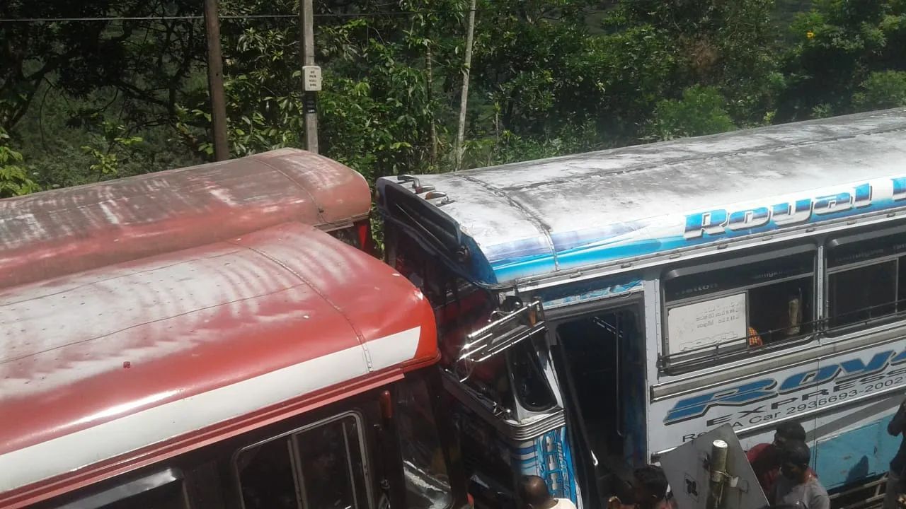 ගිනිගත්හේනේදී බස් තුනක් ගැටෙයි සිව්දෙනෙකුට තුවාල 7 ගිනිගත්හේන බස් රථ අනතුර 16 02 3