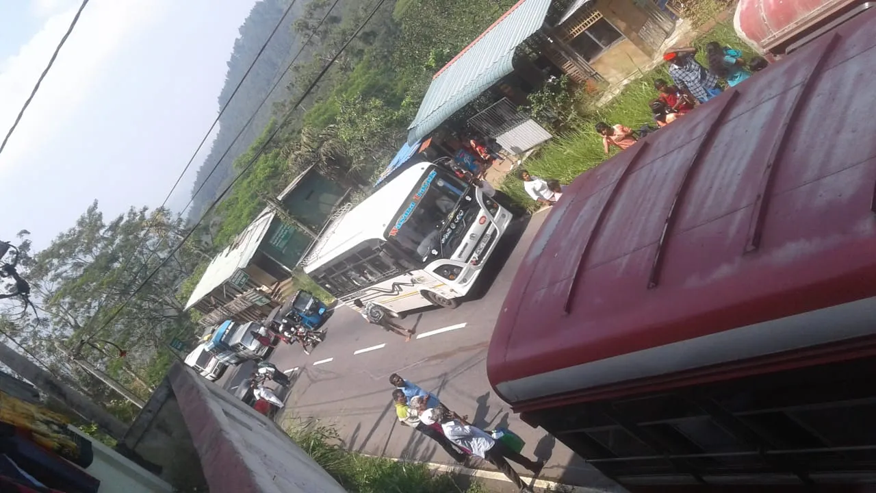 ගිනිගත්හේනේදී බස් තුනක් ගැටෙයි සිව්දෙනෙකුට තුවාල 9 ගිනිගත්හේන බස් රථ අනතුර 16 02 4