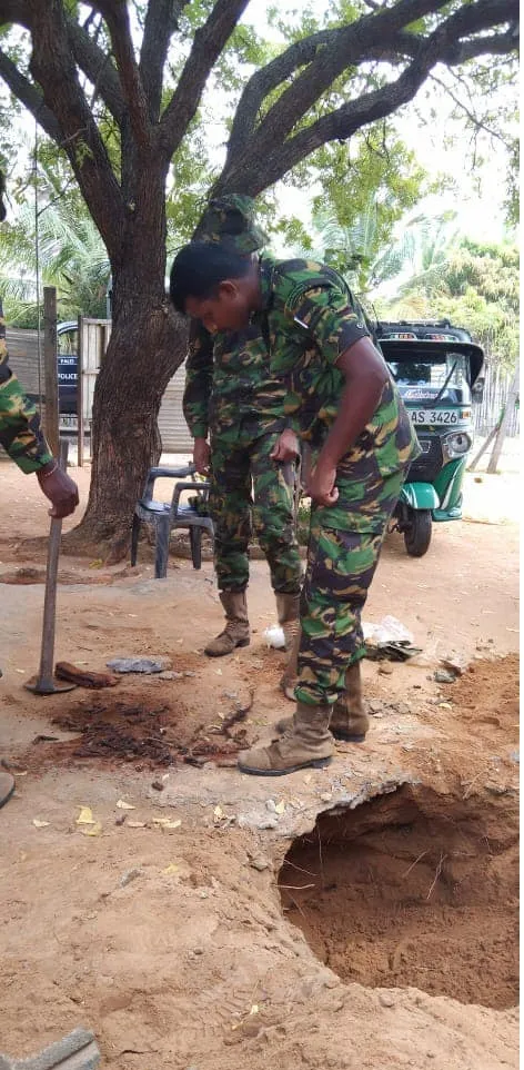 ගෙමිදුලේ හෑරූ වළෙන් අත්බෝම්බ සහ පතොරම් මතුවෙයි (ඡායාරූප) 3 1 7