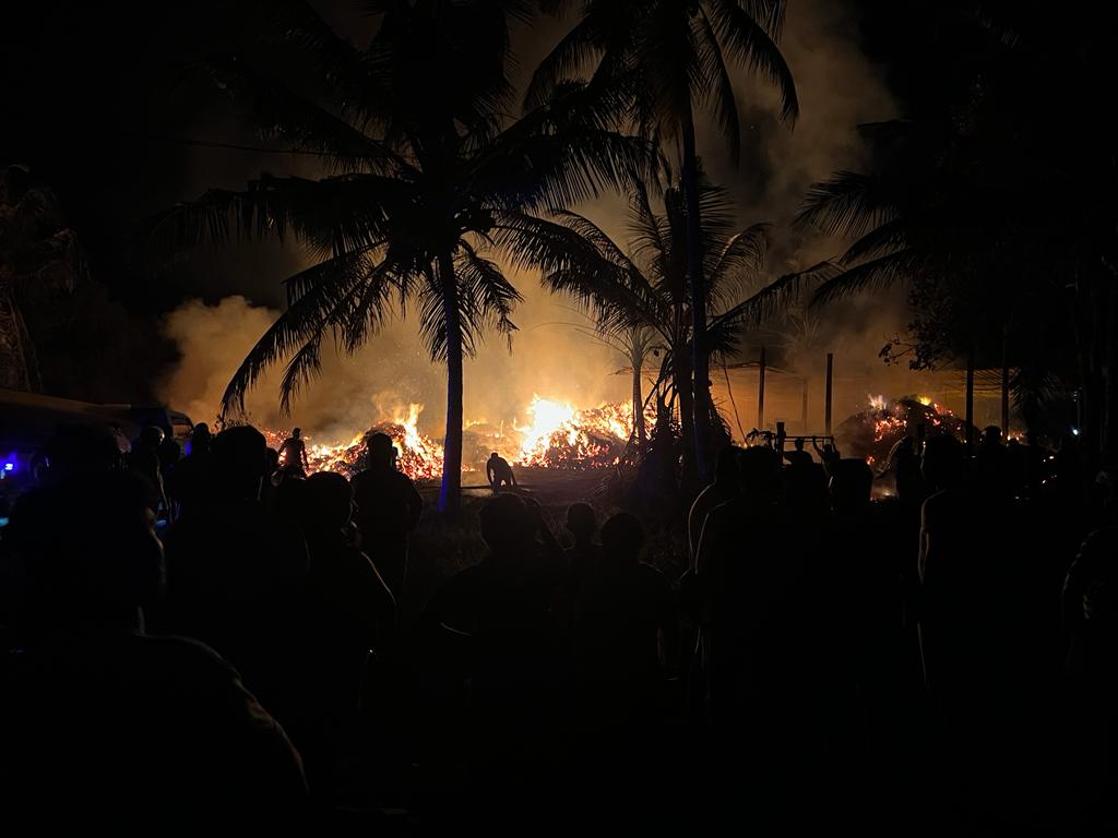 මාදම්පේ කොහු කර්මාන්ත ශාලාවක ගින්නක් (ඡායාරූප) 7 13