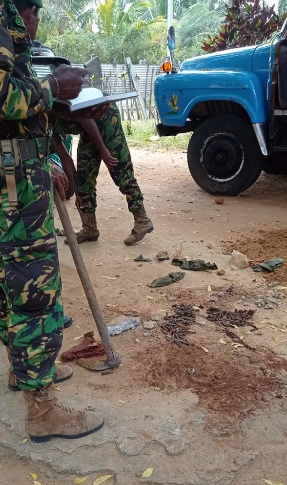 ගෙමිදුලේ හෑරූ වළෙන් අත්බෝම්බ සහ පතොරම් මතුවෙයි (ඡායාරූප) 1 3 8