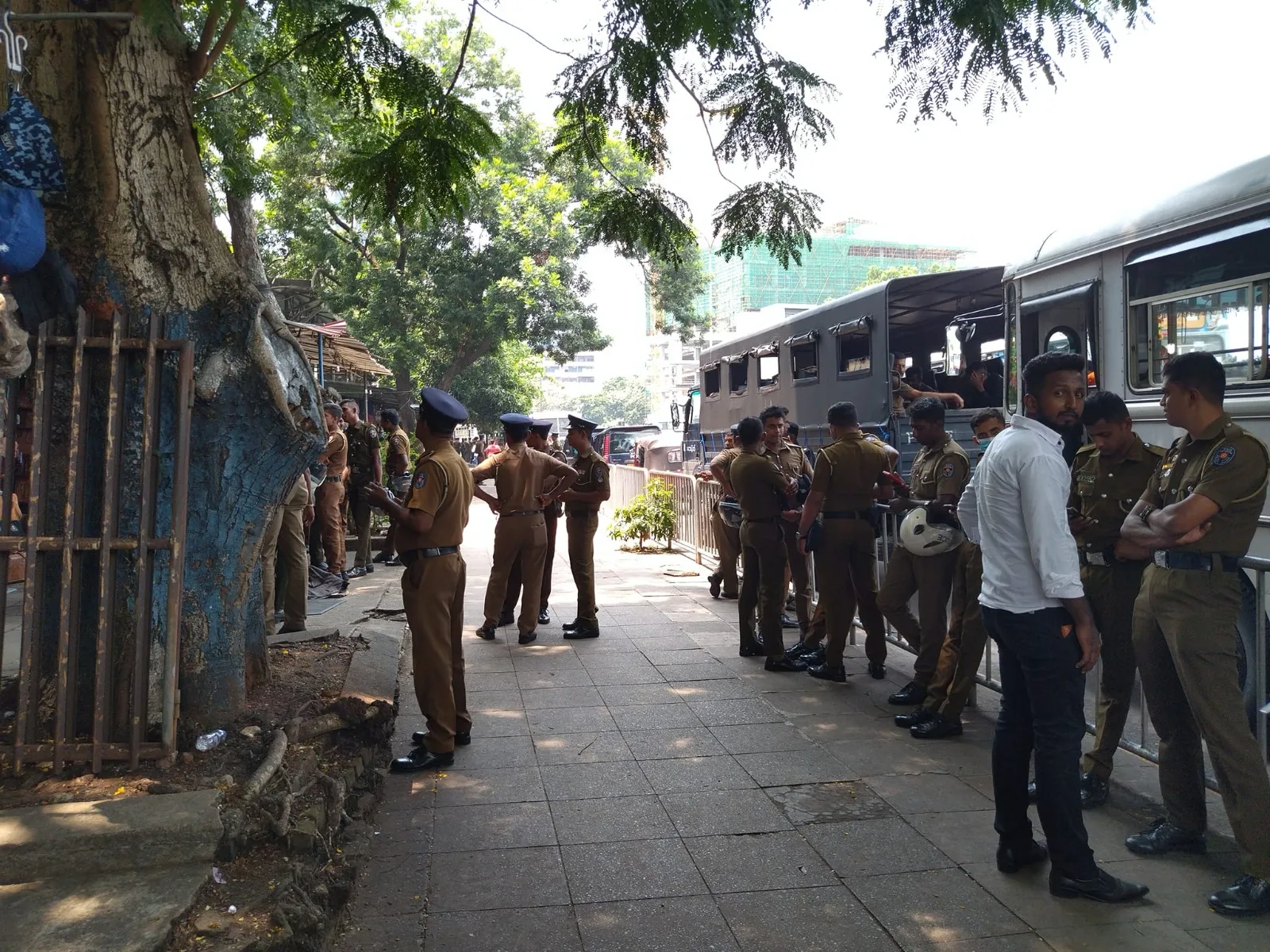 අන්තරේ විරෝධය මඬින්න ආරක්ෂක අංශ කොටුවේ සීරුවෙන් (ඡායාරූප) 8 WhatsApp Image 2023 03 07 at 1.08.04 PM