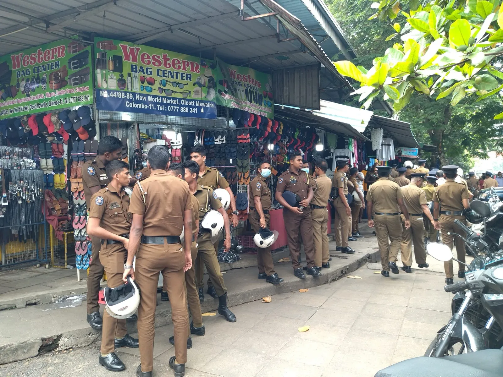 අන්තරේ විරෝධය මඬින්න ආරක්ෂක අංශ කොටුවේ සීරුවෙන් (ඡායාරූප) 7 WhatsApp Image 2023 03 07 at 1.08.05 PM