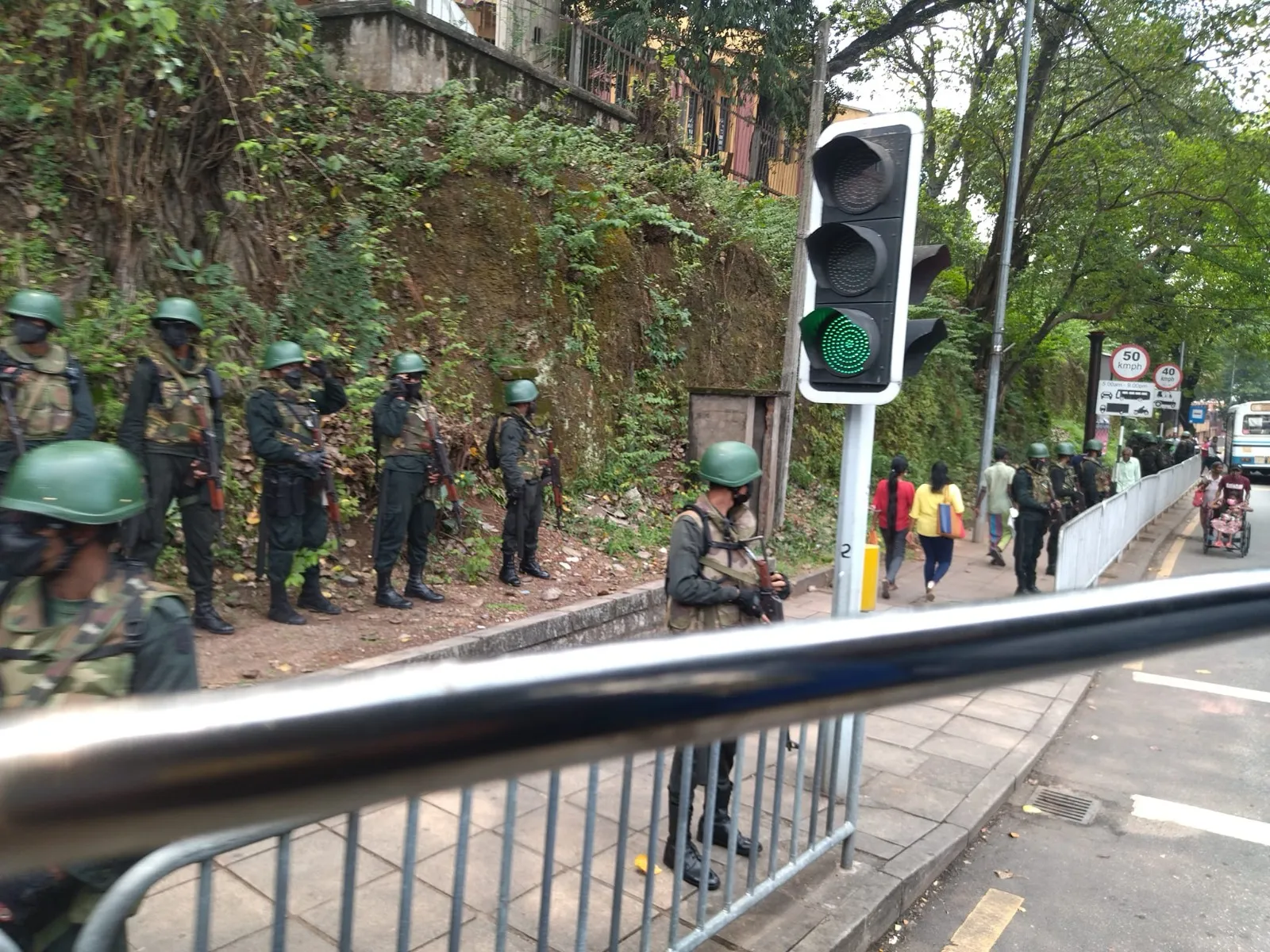 අන්තරේ විරෝධය මඬින්න ආරක්ෂක අංශ කොටුවේ සීරුවෙන් (ඡායාරූප) 4 WhatsApp Image 2023 03 07 at 1.08.11 PM