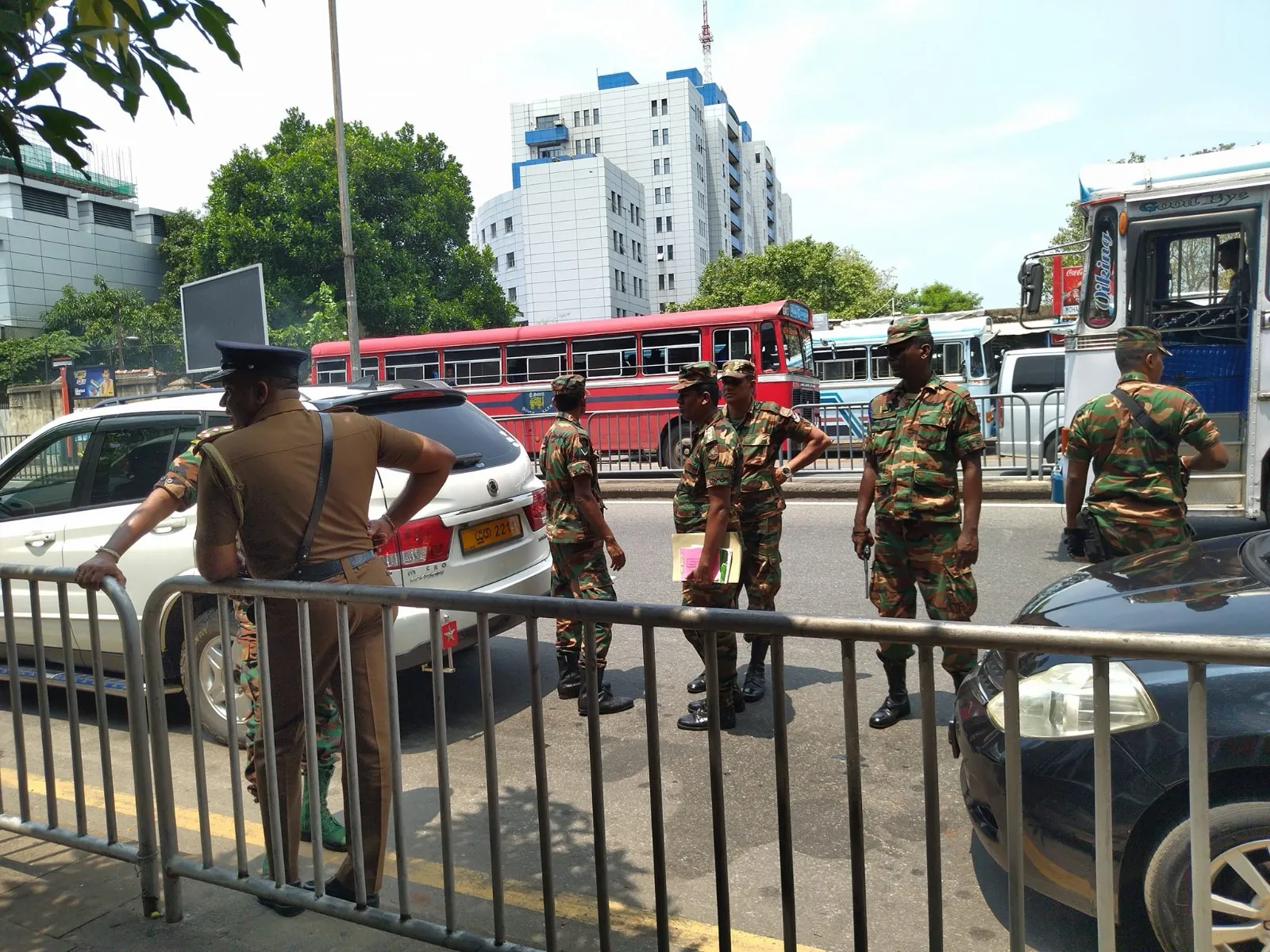 අන්තරේ විරෝධය මඬින්න ආරක්ෂක අංශ කොටුවේ සීරුවෙන් (ඡායාරූප) 3 WhatsApp Image 2023 03 07 at 1.08.12 PM