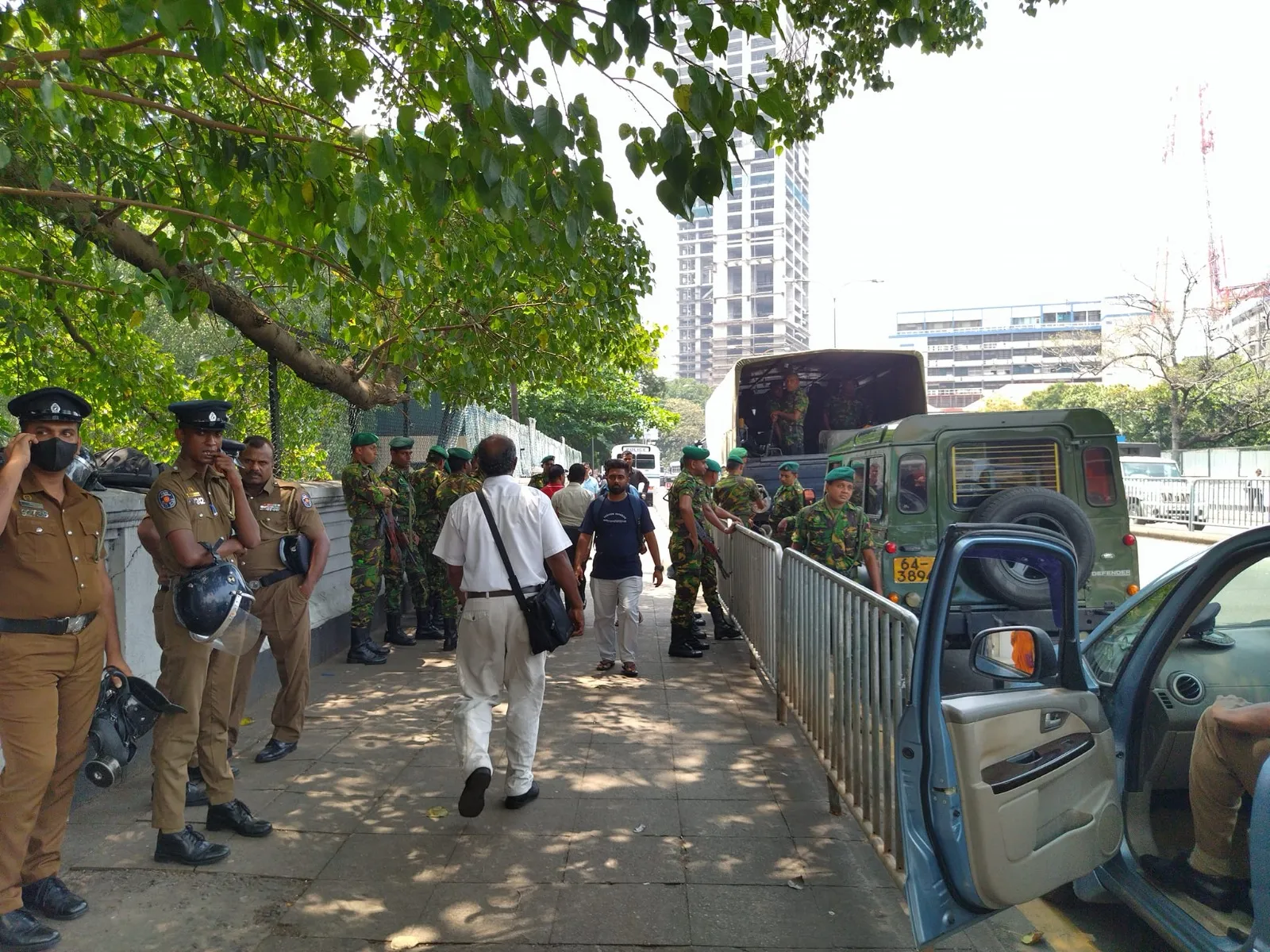 අන්තරේ විරෝධය මඬින්න ආරක්ෂක අංශ කොටුවේ සීරුවෙන් (ඡායාරූප) 1 WhatsApp Image 2023 03 07 at 1.08.13 PM 1