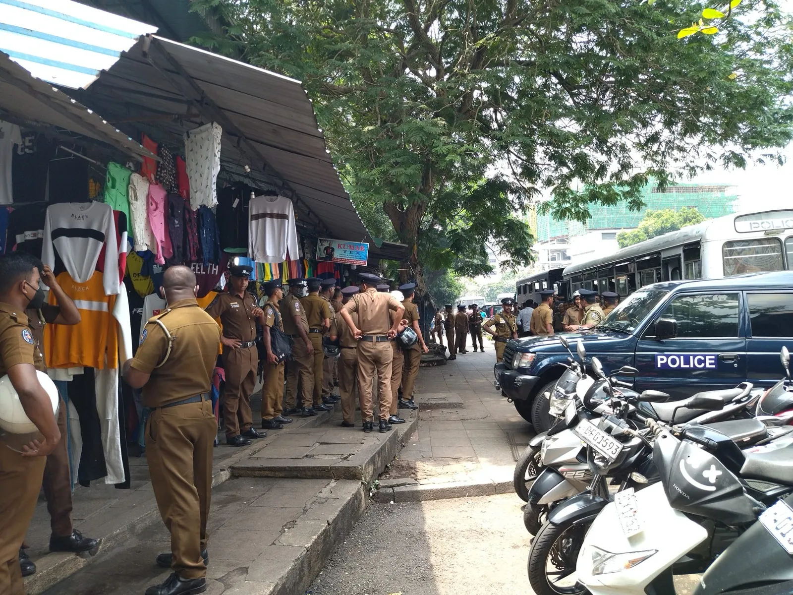 අන්තරේ විරෝධය මඬින්න ආරක්ෂක අංශ කොටුවේ සීරුවෙන් (ඡායාරූප) 2 WhatsApp Image 2023 03 07 at 1.08.13 PM