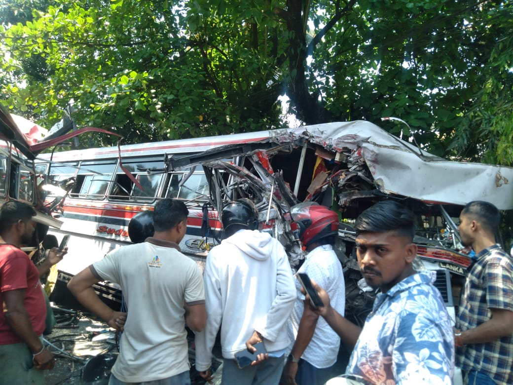 මාවනැල්ල ගනේතැන්නේදී බස් දෙකක් ගැටී එක් අයෙක් මරුට - 21 කට තුවාල(ඡායාරූප) 4 WhatsApp Image 2023 03 07 at 14.04.09
