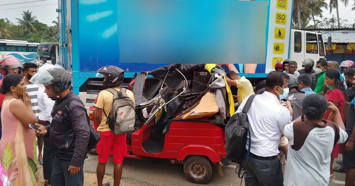 බෙහෙත් ගන්න රෝහලට ආ මවක් රිය අනතුරකින් මියයයි (ඡායාරූප) 1 accsident