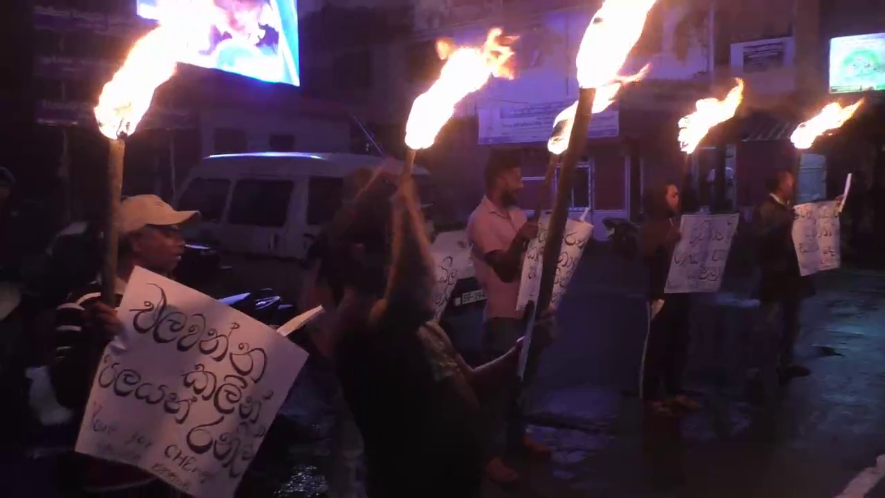 වැඩිකළ විදුලි බිලට විරෝධය(ඡායාරූප) 3 vlcsnap 2023 03 01 08h05m10s926