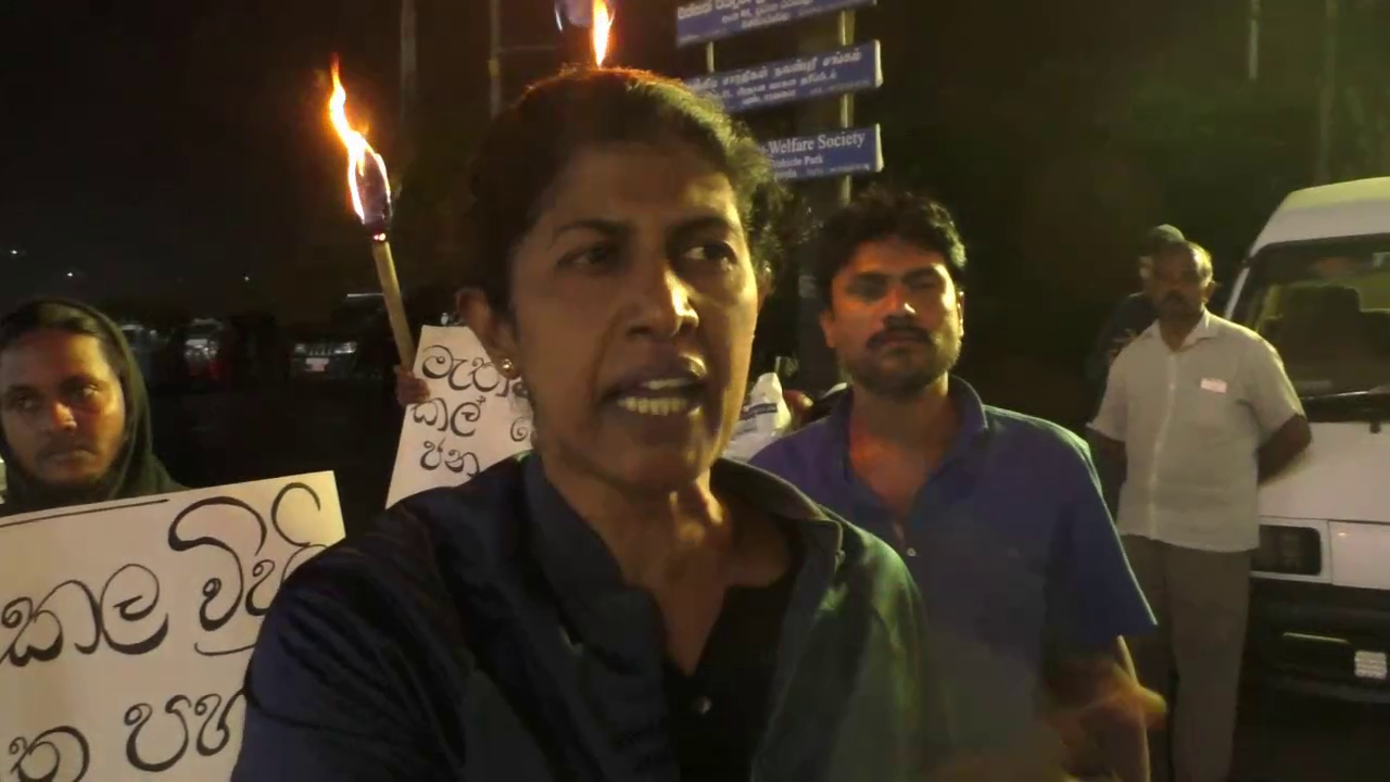 වැඩිකළ විදුලි බිලට විරෝධය(ඡායාරූප) 6 vlcsnap 2023 03 01 08h05m43s046
