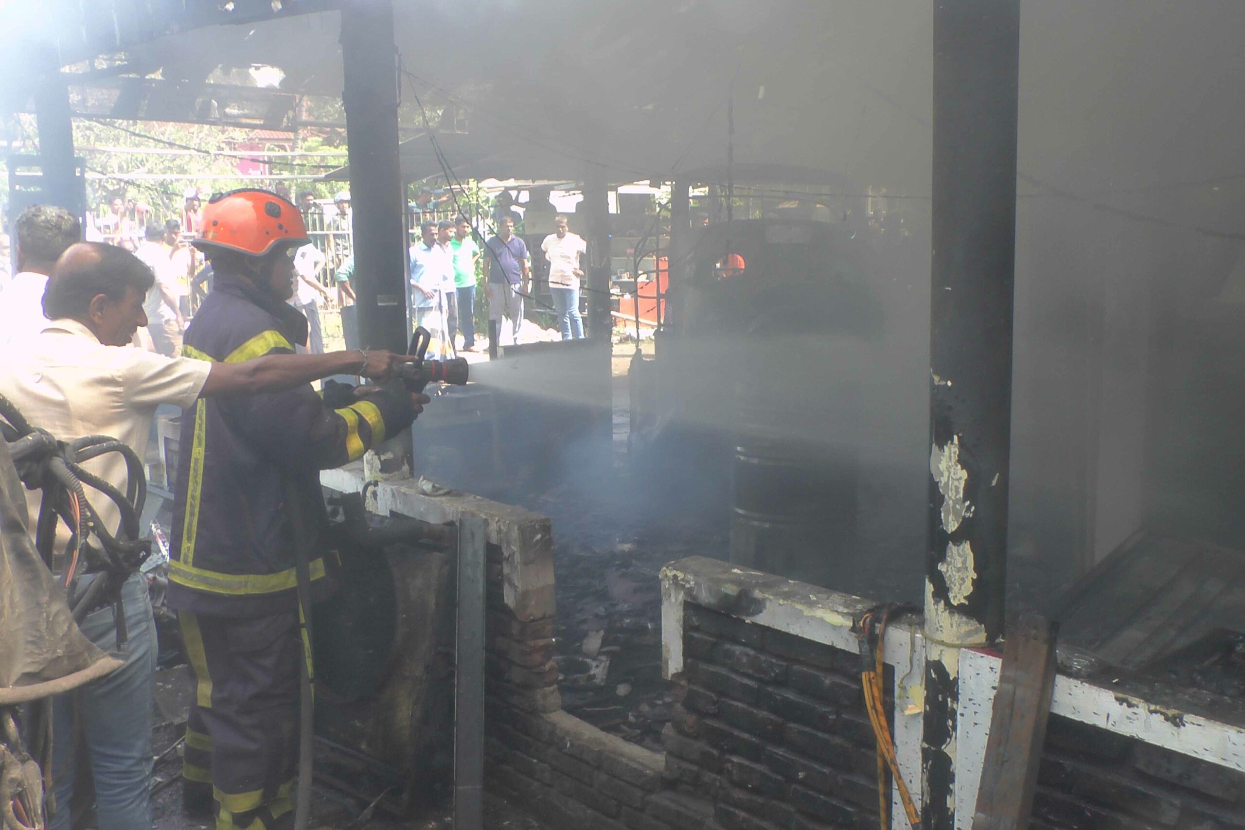 හලාවත වාහන අලුත්වැඩියා ස්ථානයක ගින්නක්(ඡායාරූප) 7 100 scaled