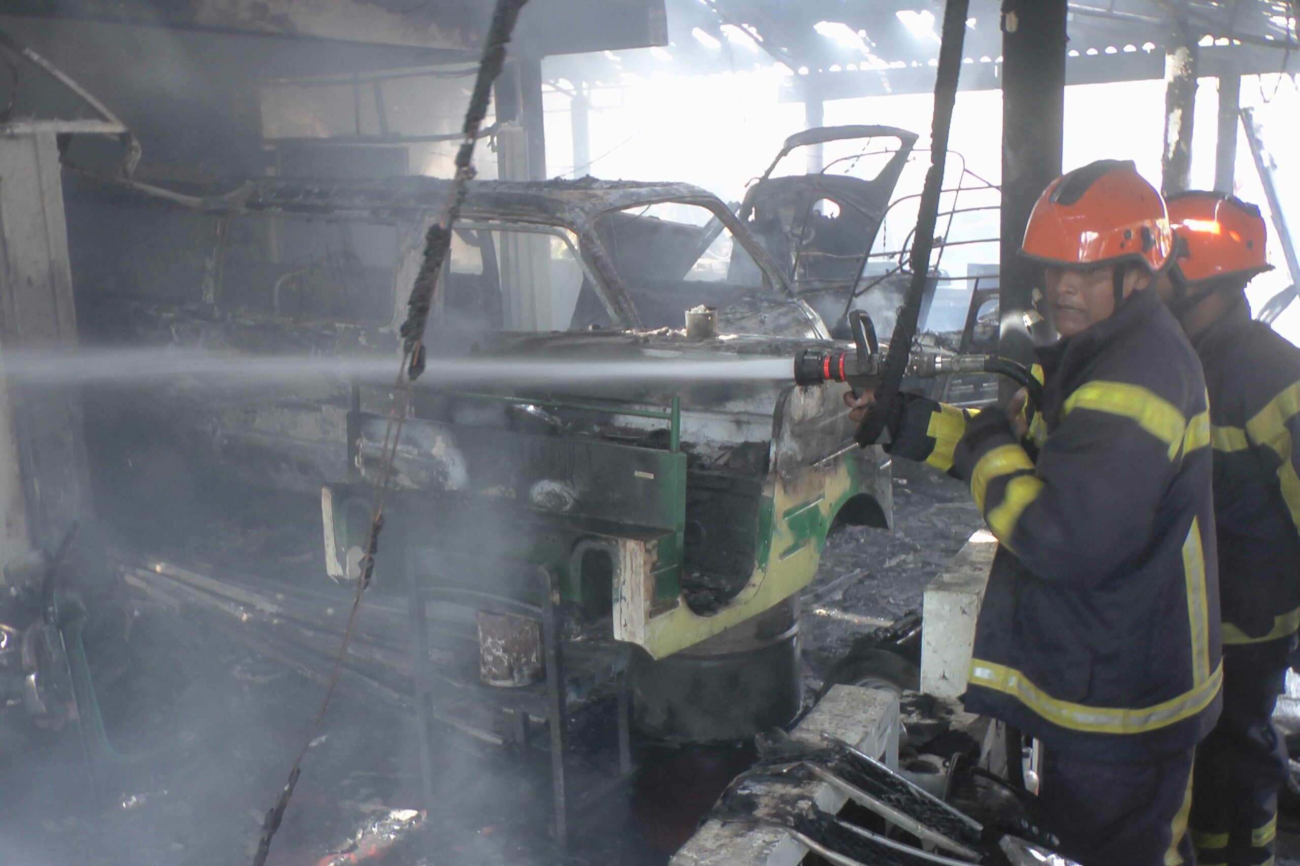 හලාවත වාහන අලුත්වැඩියා ස්ථානයක ගින්නක්(ඡායාරූප) 5 107 scaled