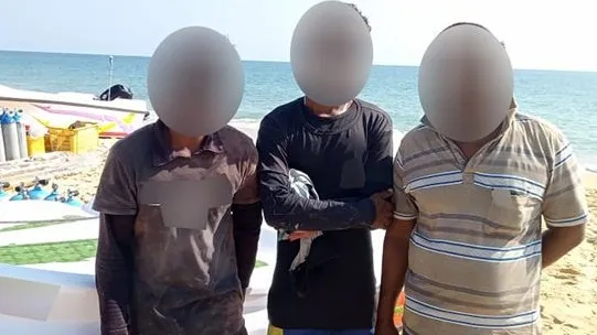 යාපනය මුහුදේ මුහුදු කූඩැල්ලන් ඇල්ලූ ධීවරයින් 17 ක් අත්අඩංගුවට(ඡායාරූප) 6 2 1 1