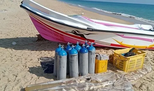 යාපනය මුහුදේ මුහුදු කූඩැල්ලන් ඇල්ලූ ධීවරයින් 17 ක් අත්අඩංගුවට(ඡායාරූප) 4 5 1 1