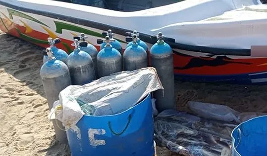 යාපනය මුහුදේ මුහුදු කූඩැල්ලන් ඇල්ලූ ධීවරයින් 17 ක් අත්අඩංගුවට(ඡායාරූප) 5 6 1 1