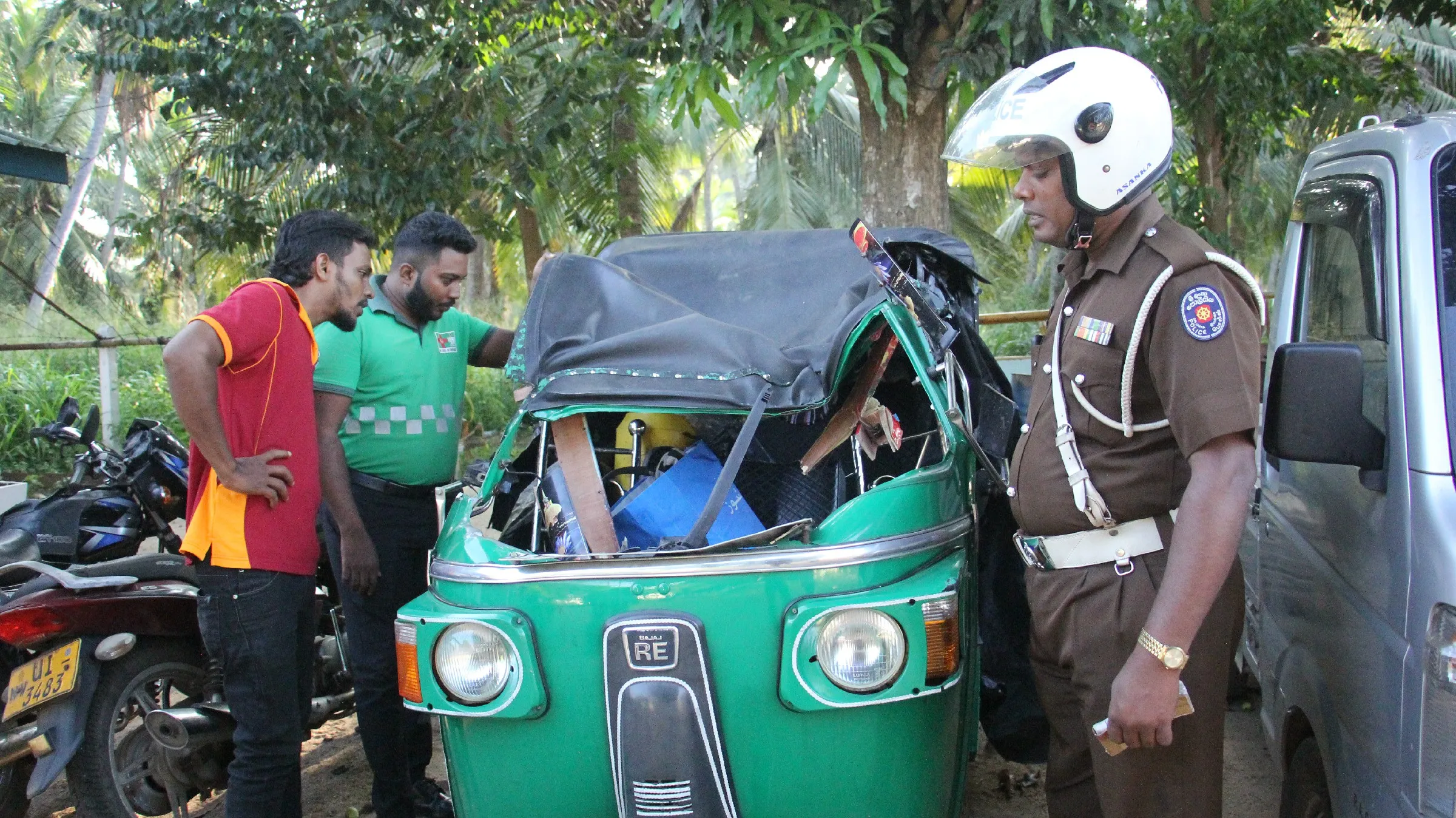 හලාවත - කොළඹ මාර්ගයේ අනතුරකින් පියා ජීවිතක්ෂයට - දරු දෙදෙනාට බරපතළයි (ඡායාරූප) 3 IMG 3468 1