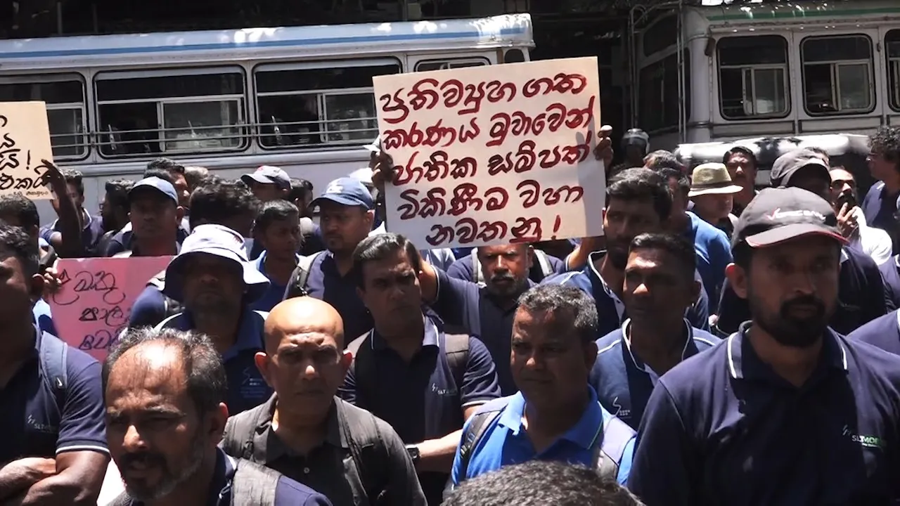 ටෙලිකොම් සේවකයින් කොළොඹ දී විරෝධතාවක(ඡායාරූප) 2 WhatsApp Image 2023 04 03 at 13.31.24