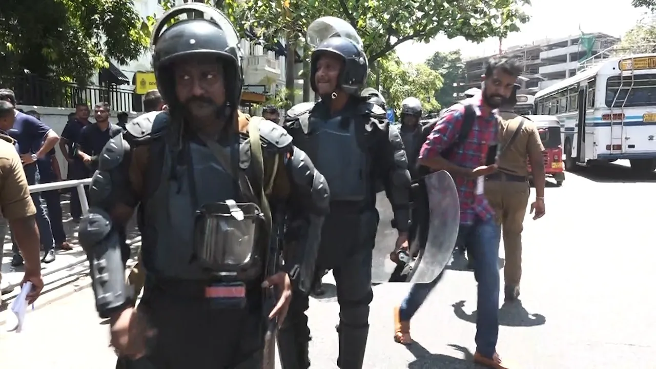 ටෙලිකොම් සේවකයින් කොළොඹ දී විරෝධතාවක(ඡායාරූප) 1 WhatsApp Image 2023 04 03 at 13.31.29