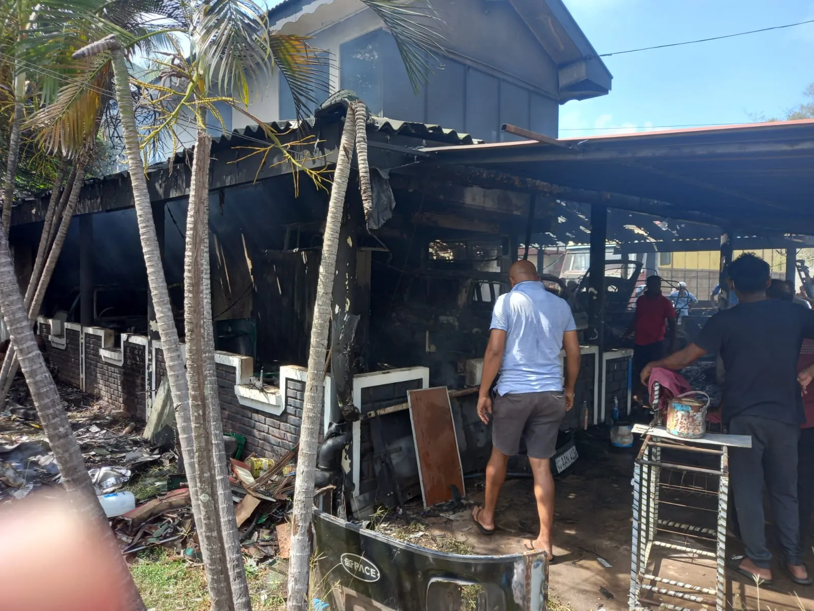 හලාවත වාහන අලුත්වැඩියා කරන ස්ථානයක හදිසි ගින්නක් (ඡායාරූප) 4 WhatsApp Image 2023 04 04 at 2.56.45 PM