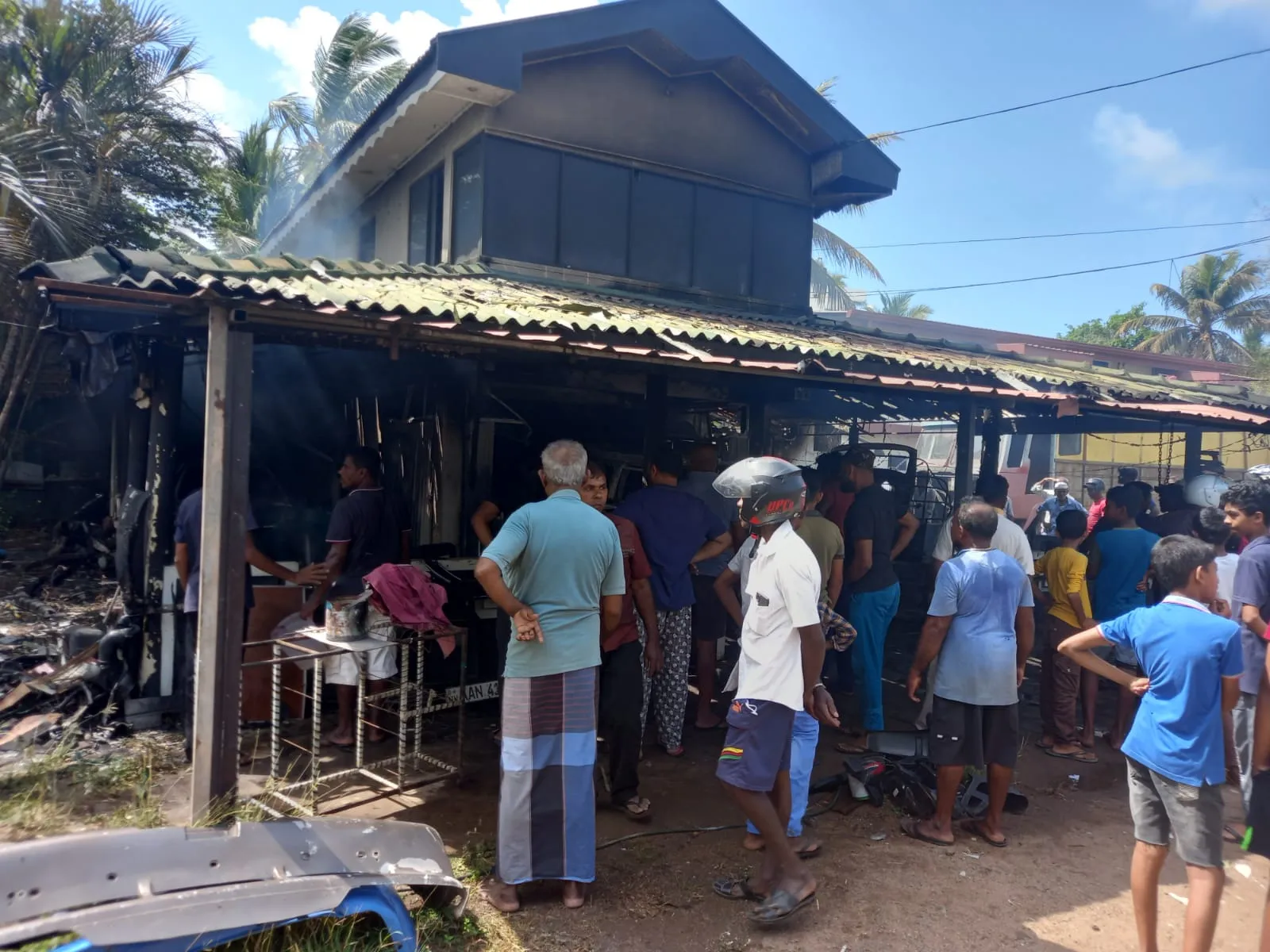 හලාවත වාහන අලුත්වැඩියා කරන ස්ථානයක හදිසි ගින්නක් (ඡායාරූප) 3 WhatsApp Image 2023 04 04 at 2.56.46 PM