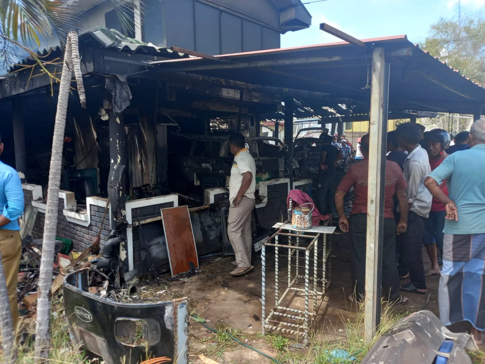 හලාවත වාහන අලුත්වැඩියා කරන ස්ථානයක හදිසි ගින්නක් (ඡායාරූප) 1 WhatsApp Image 2023 04 04 at 2.56.48 PM