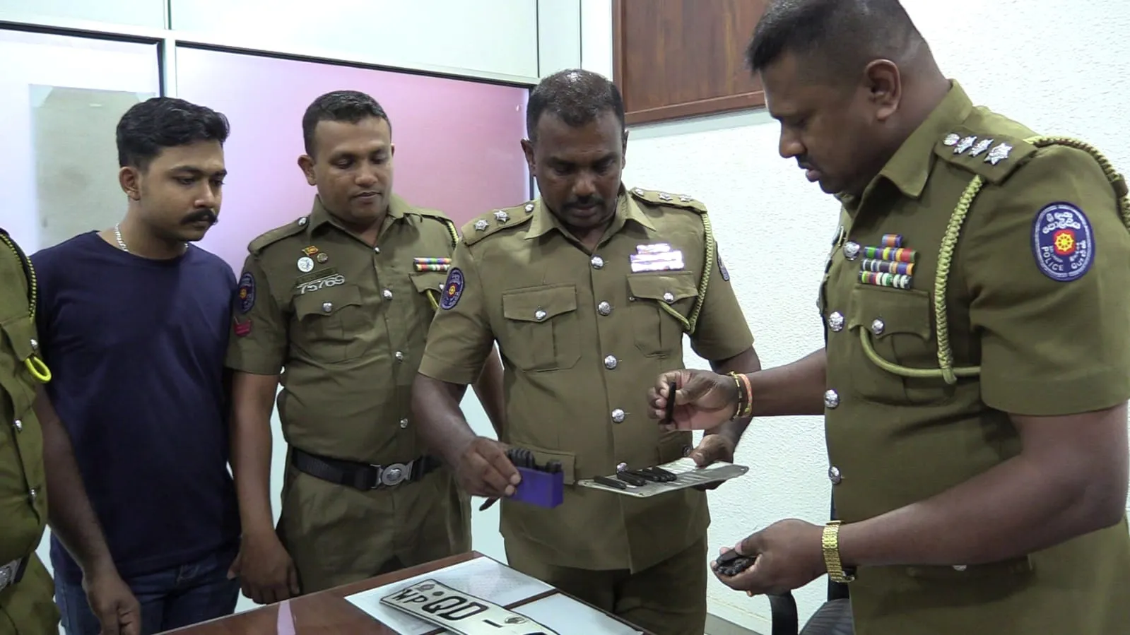 ත්රිරෝද සොරකම් කළ කල්ලියක් කැස්බෑවේදී අත්අඩංගුවට(ඡායාරූප) 1 WhatsApp Image 2023 04 06 at 10.01.08 1 2