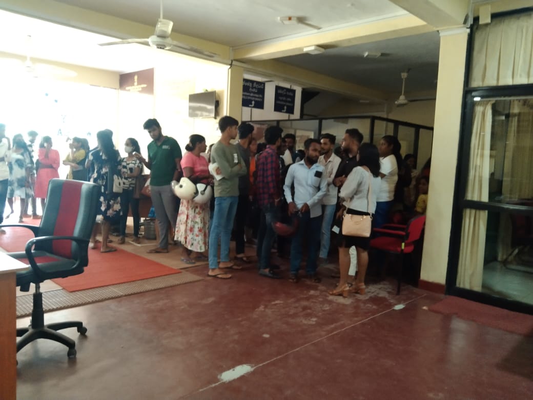 ඇඹිලිපිටිය ප්රාදේශීය ලේකම් කාර්යාලයේ උණුසුම් තත්වයක්(ඡායාරූප) 3 WhatsApp Image 2023 04 07 at 15.12.02 1