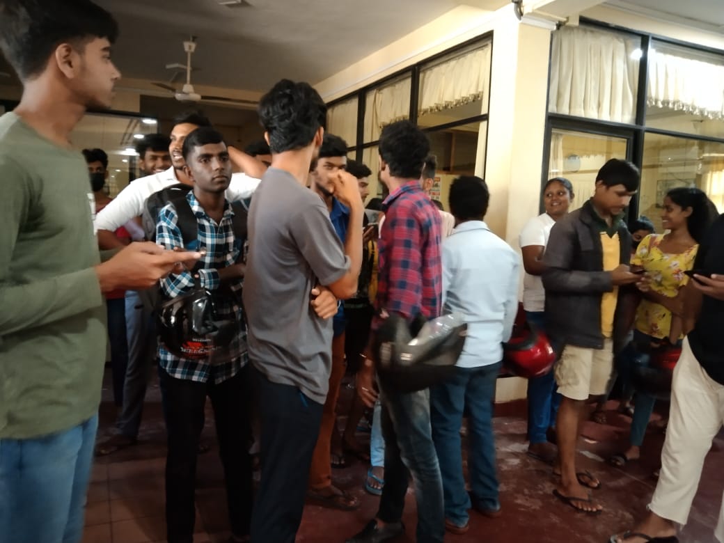 ඇඹිලිපිටිය ප්රාදේශීය ලේකම් කාර්යාලයේ උණුසුම් තත්වයක්(ඡායාරූප) 2 WhatsApp Image 2023 04 07 at 15.12.04 1
