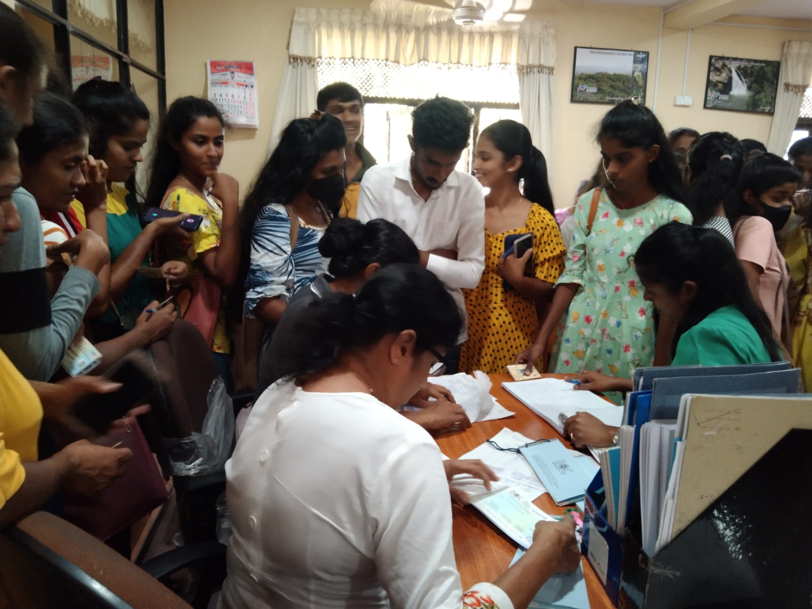ඇඹිලිපිටිය ප්රාදේශීය ලේකම් කාර්යාලයේ උණුසුම් තත්වයක්(ඡායාරූප) 1 WhatsApp Image 2023 04 07 at 15.12.05