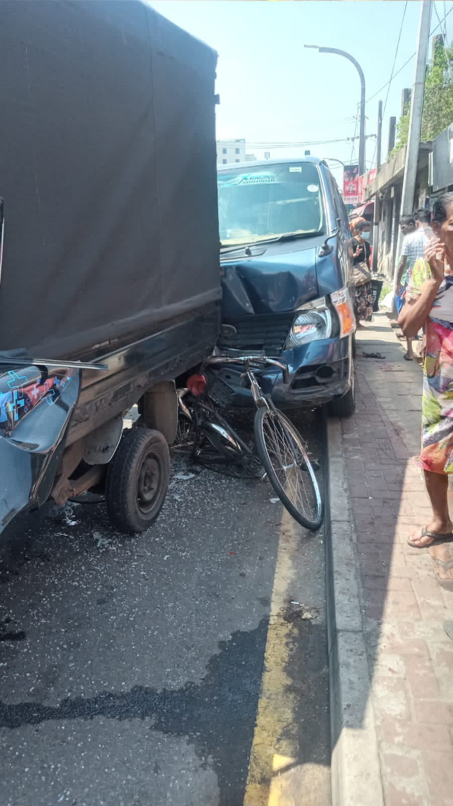 යුධ හමුදා නිලධාරියකු පැදවූ මෝටර් රථය ජිවිතයක් අහිමි කරයි(ඡායාරූප) 5 WhatsApp Image 2023 04 10 at 15.24.14