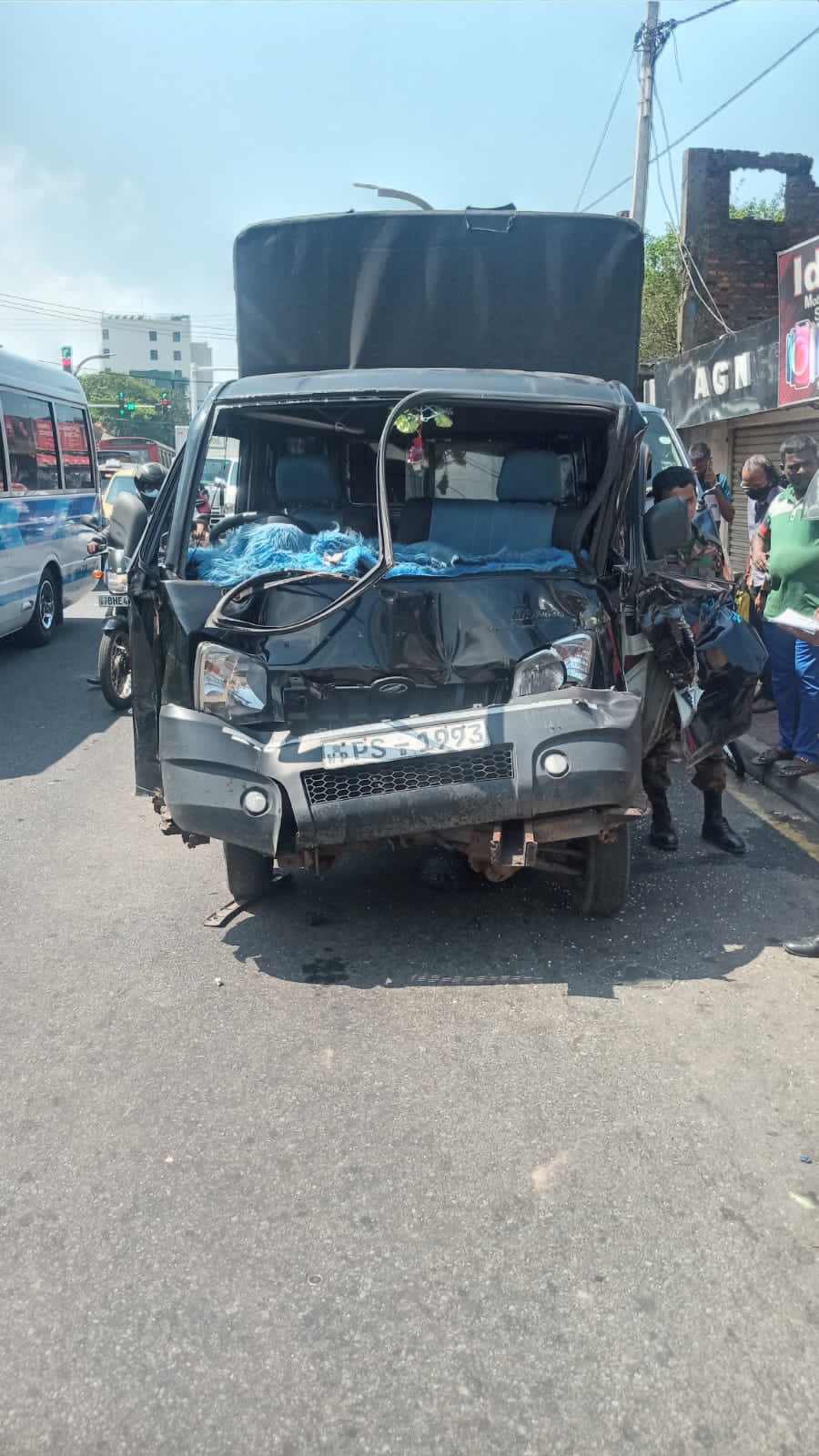 යුධ හමුදා නිලධාරියකු පැදවූ මෝටර් රථය ජිවිතයක් අහිමි කරයි(ඡායාරූප) 4 WhatsApp Image 2023 04 10 at 15.24.15
