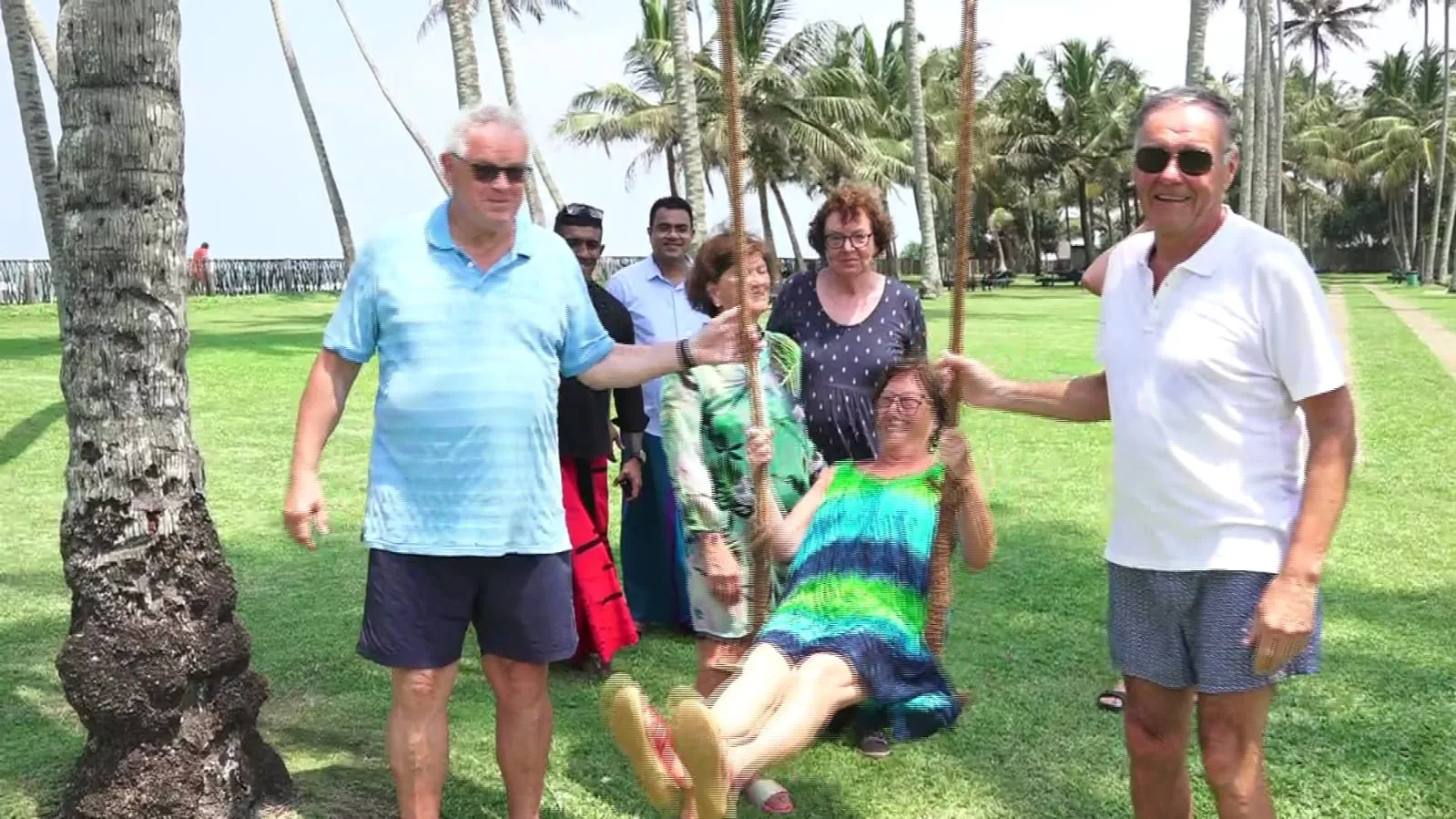 කැවුම් කොකිස් වල රසබලමින් , ඔන්චිලි පදින විදේශිකයන් 2 WhatsApp Image 2023 04 15 at 12.54.12 PM