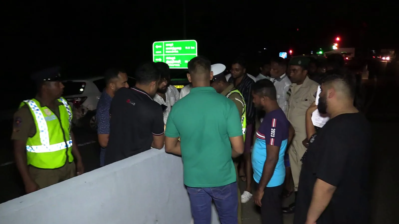 දක්ෂිණ අධිවේගී මාර්ගයේ අනතුරු වැලක් - රථ වාහන 26කට අලාභ හානි (ඡායාරූප) 5 WhatsApp Image 2023 04 16 at 10.11.50 PM 1