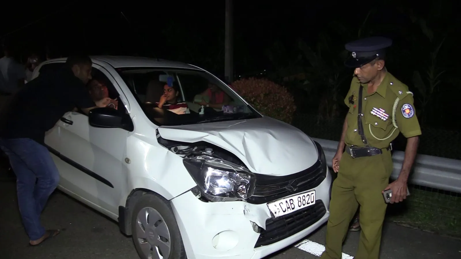 දක්ෂිණ අධිවේගී මාර්ගයේ අනතුරු වැලක් - රථ වාහන 26කට අලාභ හානි (ඡායාරූප) 2 WhatsApp Image 2023 04 16 at 10.11.53 PM