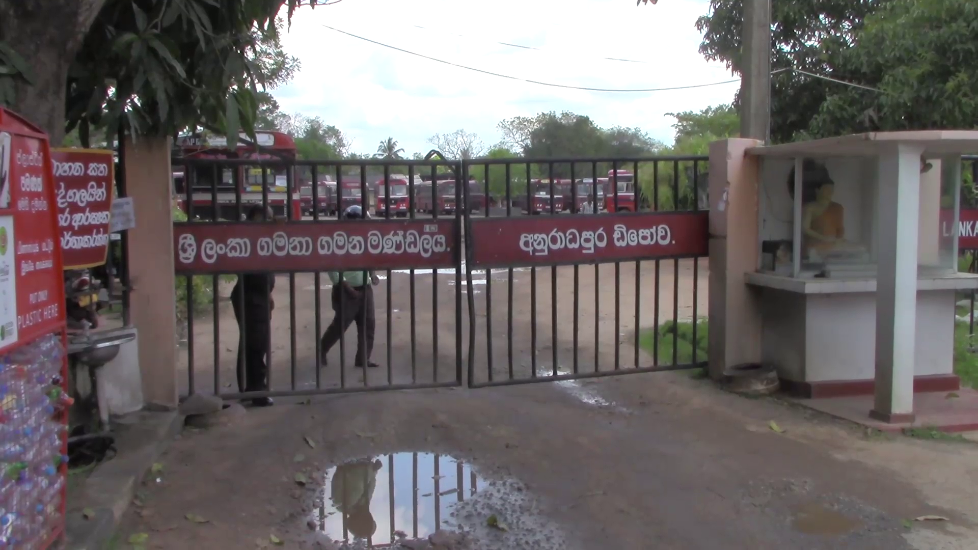 අනුරාධපුර ලංගම සේවකයින් වැඩ වැරුමක(ඡායාරූප) 1 vlcsnap 2023 04 03 14h57m35s943 2