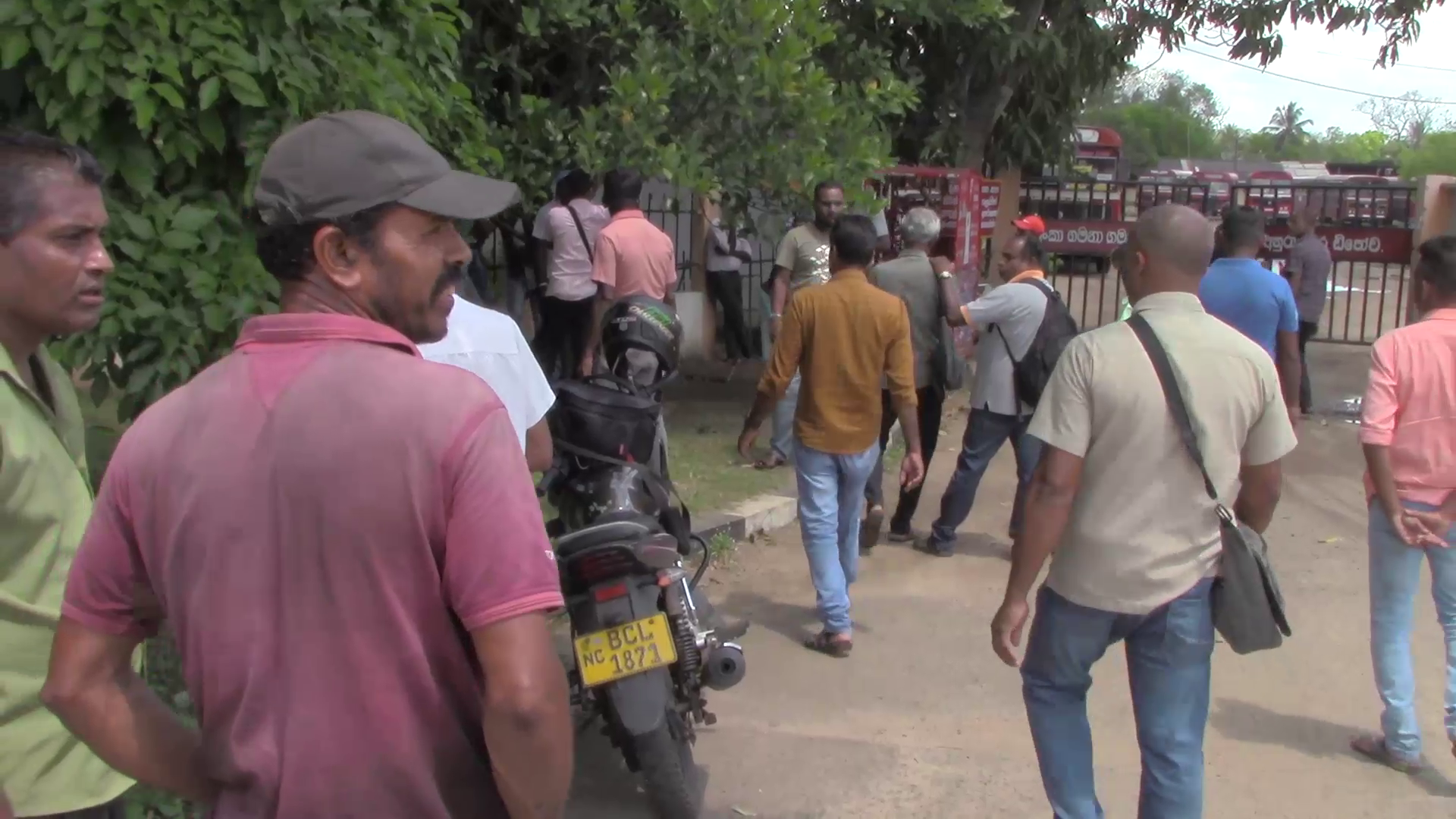 අනුරාධපුර ලංගම සේවකයින් වැඩ වැරුමක(ඡායාරූප) 3 vlcsnap 2023 04 03 14h57m56s038