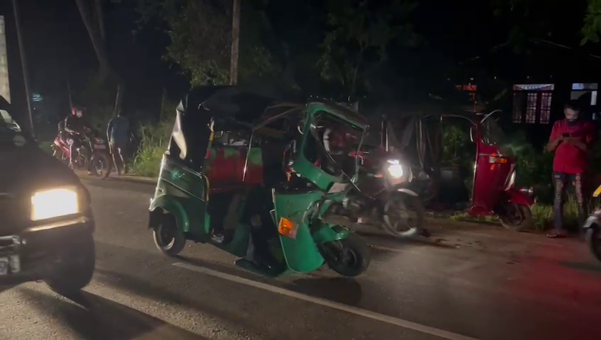 බීමතින් ගිය කැබ්රථ රියදුරු ජිවිත 03ක් බිලිගනියි(ඡායාරූප) 2 vlcsnap 2023 04 05 08h29m21s218