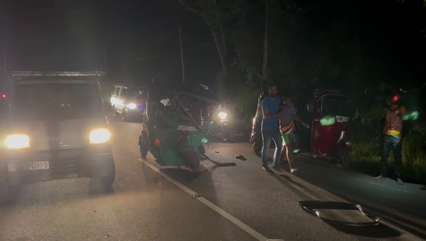 බීමතින් ගිය කැබ්රථ රියදුරු ජිවිත 03ක් බිලිගනියි(ඡායාරූප) 3 vlcsnap 2023 04 05 08h29m35s390