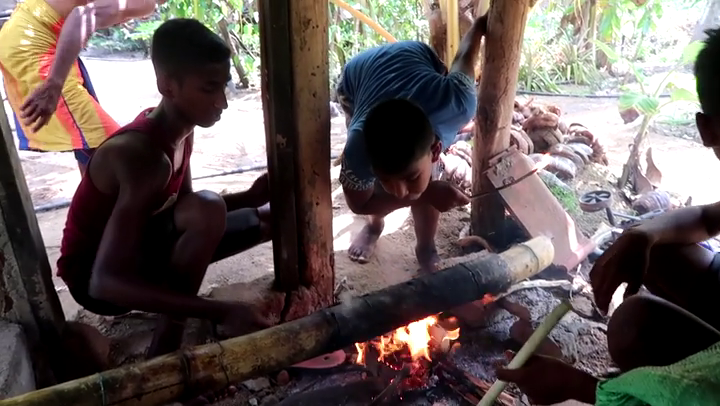 ගලෙන්බිදුණු වැව ජනතාව පැරණි ක්රමයට අවුරුදු සැමරූ හැටි 3 vlcsnap 2023 04 14 13h26m08s549
