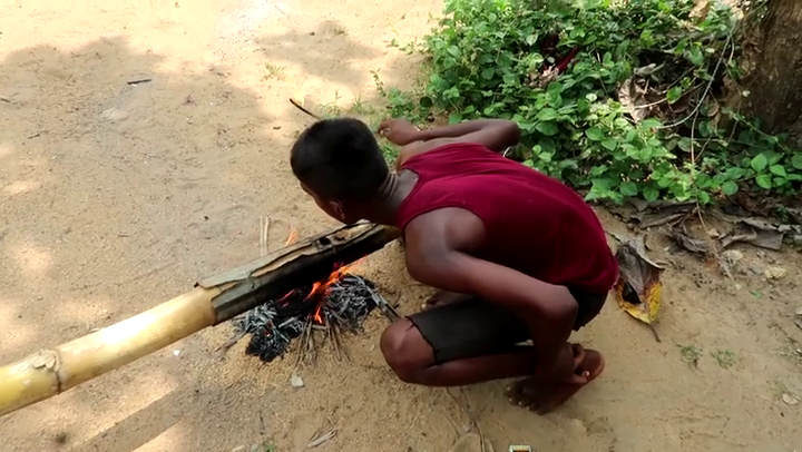 ගලෙන්බිදුණු වැව ජනතාව පැරණි ක්රමයට අවුරුදු සැමරූ හැටි 6 vlcsnap 2023 04 14 13h26m43s266