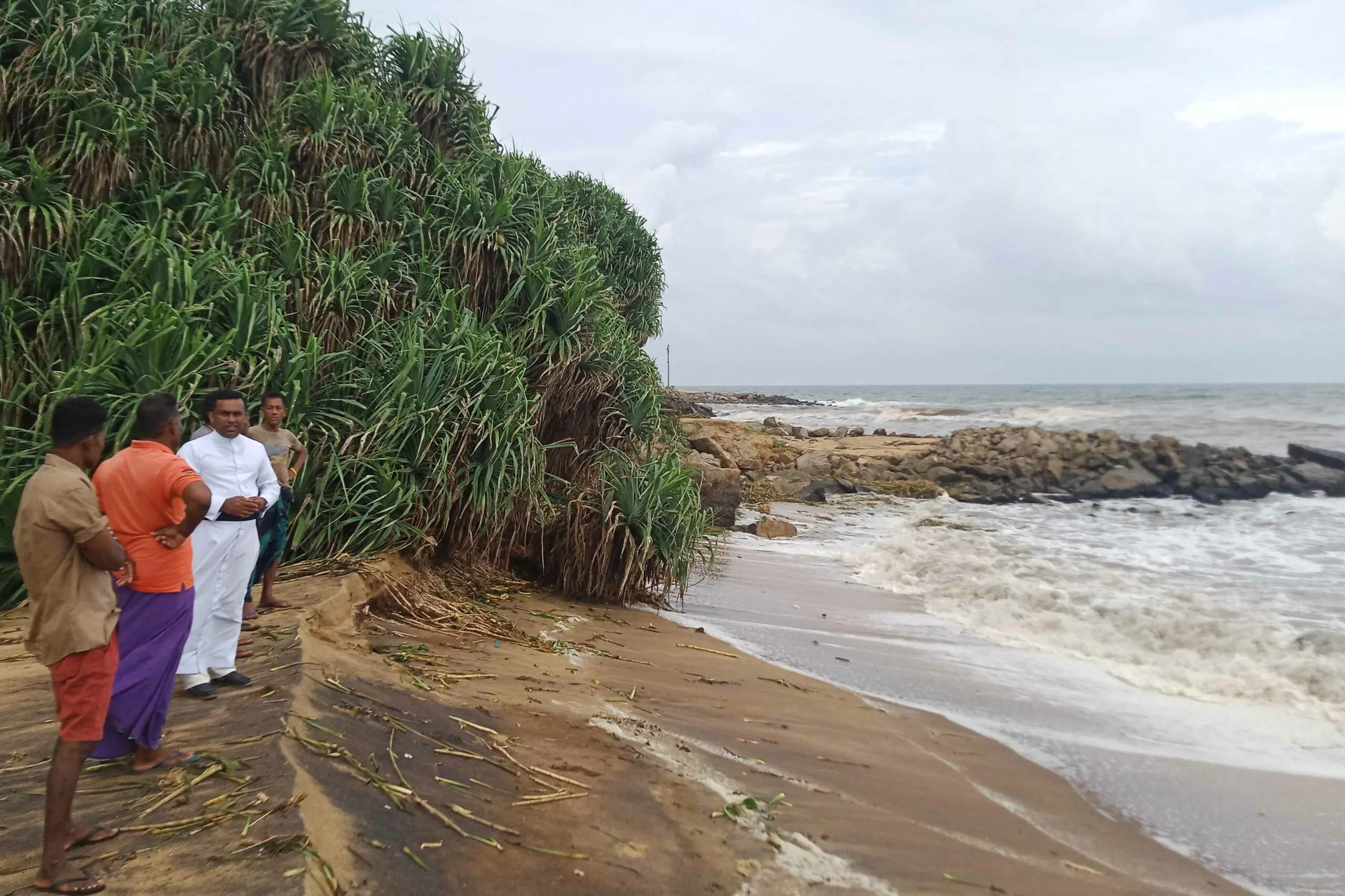 මුහුදු ඛාදනය හේතුවෙන් ඉරණවිල ප්රදේශයේ ධීවරයින් පීඩාවට(ඡායාරූප) 4 64 scaled