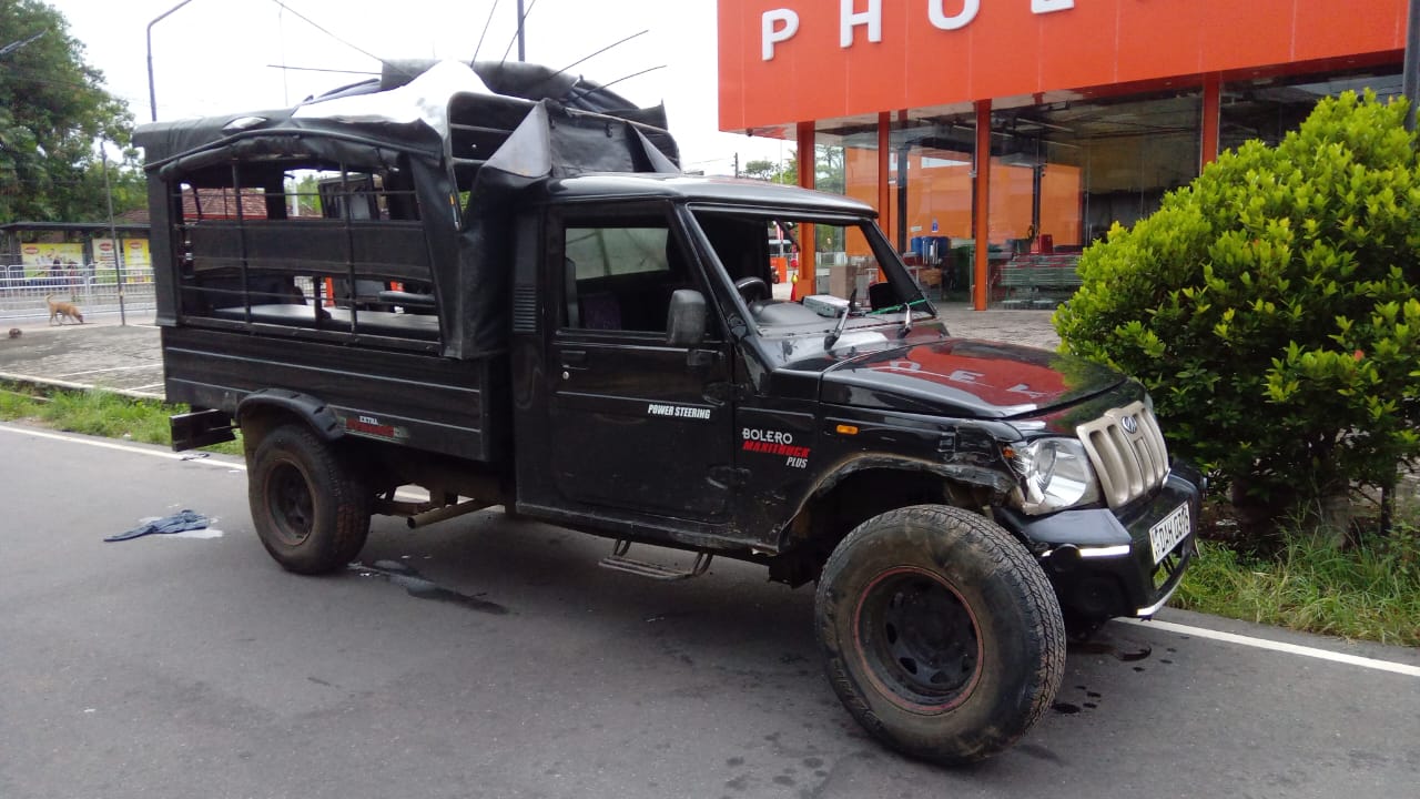 වන්දනාකරුවන් රැගත් රථයක් පෙරළී 10ක් රෝහලට (ඡායාරූප) 2 7
