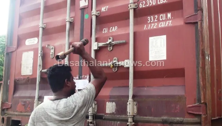 සැකකටයුතු ආනයනික පොල්තෙල් කන්ටේනරයකට කැකිරාවේ දී සීල් තබයි (ඡායාරූප) 3 WhatsApp Image 2023 05 05 at 10.31.46 AM