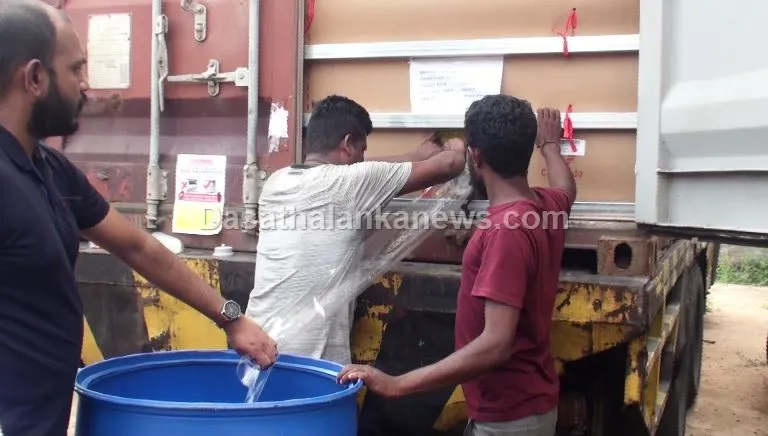 සැකකටයුතු ආනයනික පොල්තෙල් කන්ටේනරයකට කැකිරාවේ දී සීල් තබයි (ඡායාරූප) 4 WhatsApp Image 2023 05 05 at 10.31.47 AM 1