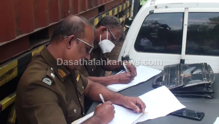 සැකකටයුතු ආනයනික පොල්තෙල් කන්ටේනරයකට කැකිරාවේ දී සීල් තබයි (ඡායාරූප) 6 WhatsApp Image 2023 05 05 at 10.31.48 AM
