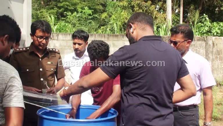 සැකකටයුතු ආනයනික පොල්තෙල් කන්ටේනරයකට කැකිරාවේ දී සීල් තබයි (ඡායාරූප) 9 WhatsApp Image 2023 05 05 at 10.31.50 AM