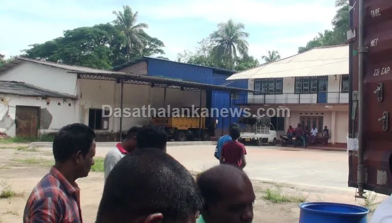 සැකකටයුතු ආනයනික පොල්තෙල් කන්ටේනරයකට කැකිරාවේ දී සීල් තබයි (ඡායාරූප) 10 WhatsApp Image 2023 05 05 at 10.31.53 AM